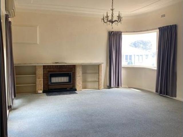 LARGE FAMILY HOME Four Five bedrooms Two living areas