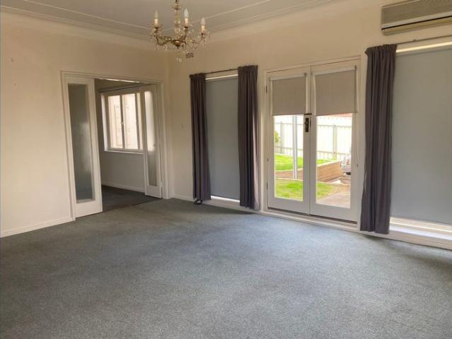 LARGE FAMILY HOME Four Five bedrooms Two living areas