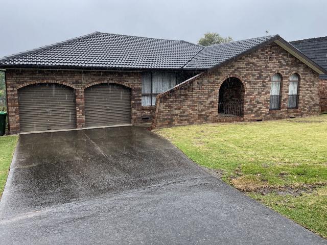 LARGE FAMILY HOME, FRESHLY PAINTED – NEW CARPETS