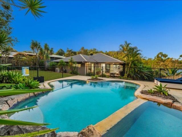 LARGE FAMILY HOME IN THE PRIME STREET