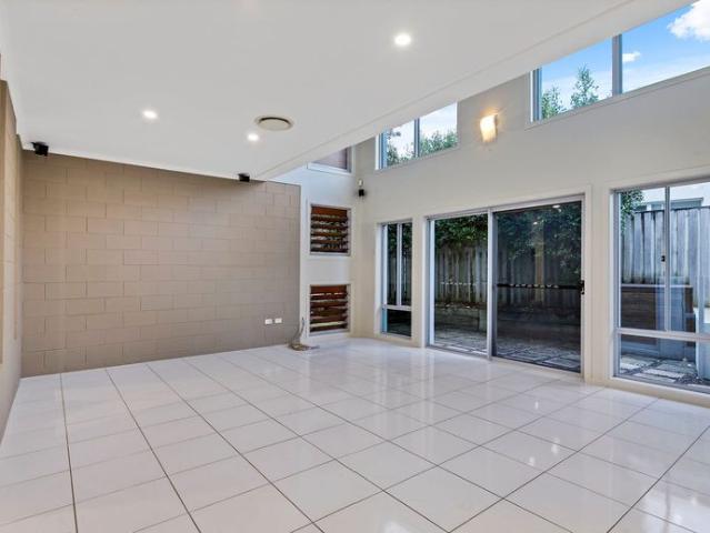 Large Family Home in a Great Street Pool Maintenance Included!