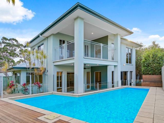Large Family Home in a Great Street Pool Maintenance Included!