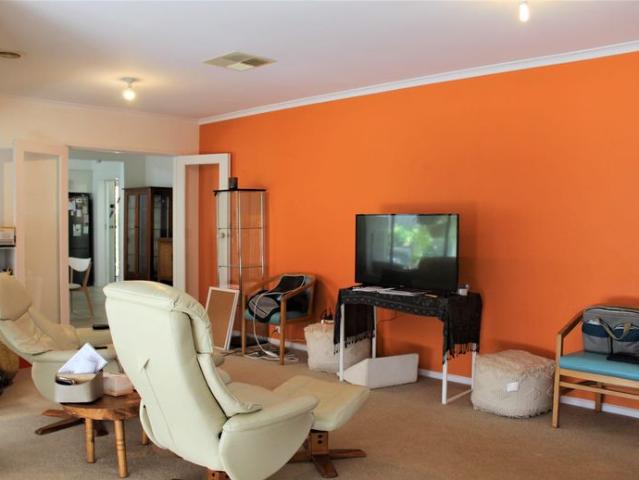 LARGE FAMILY HOME IN GREAT LOCATION!