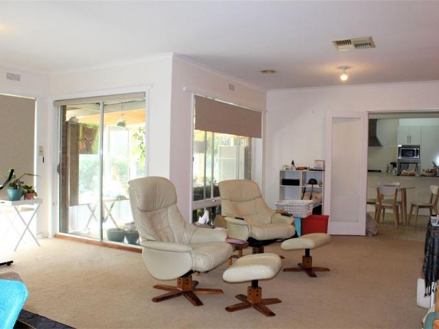LARGE FAMILY HOME IN GREAT LOCATION!