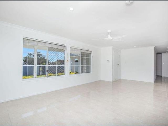 LARGE FAMILY HOME IN QUITE CUL DE SAC STREET!