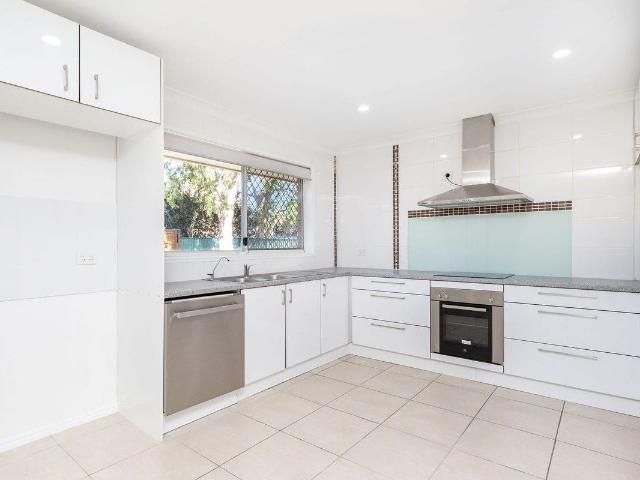 LARGE FAMILY HOME IN QUITE CUL DE SAC STREET!