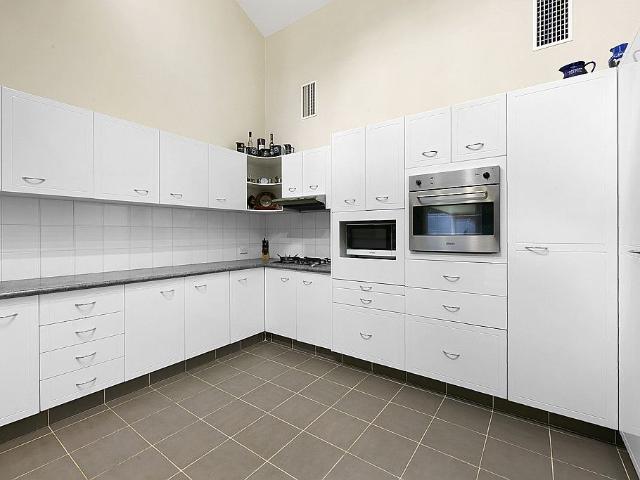 LARGE FAMILY HOME IN QUITE CUL DE SAC STREET!