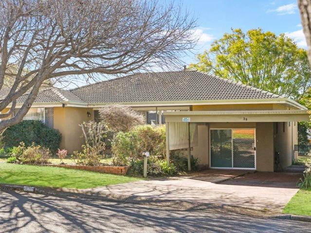 Large Family Home in Quiet Centenary Heights Location