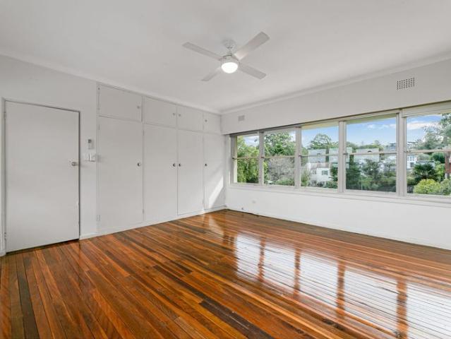 Spacious family home with pool, minutes walk to station