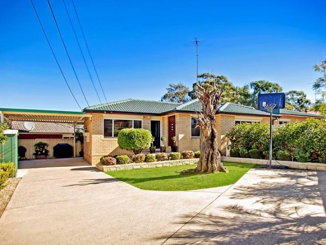 Large Family Home in South Rooty Hill Walk to Train Station & Shops