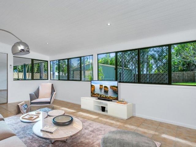 LARGE FAMILY HOME IN SOUGHT AFTER LOCATION!