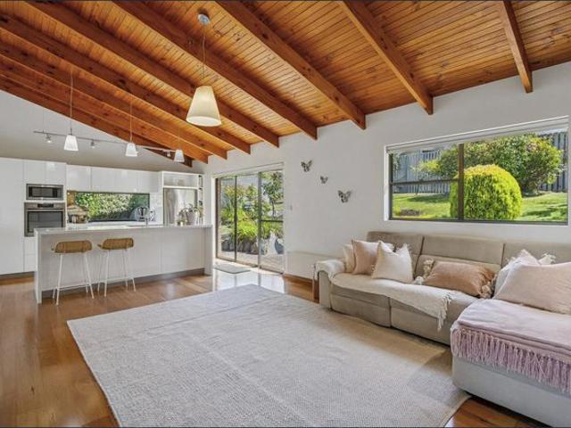 Large family home in sought after Taroona