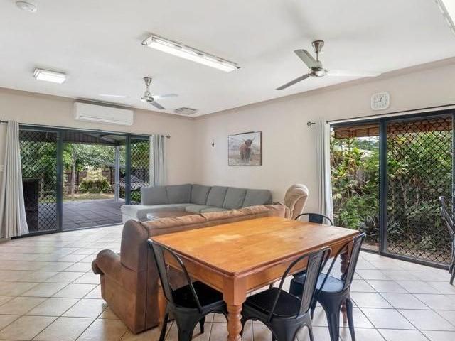 LARGE FAMILY HOME LOCATED IN QUIET CLOSE