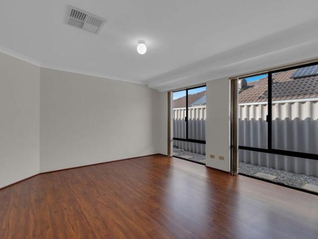 Large family home located in the popular suburb of Secret Harbour!
