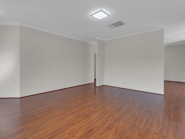 Large family home located in the popular suburb of Secret Harbour!