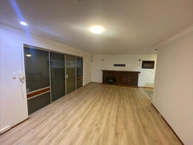 LARGE FAMILY HOME NEW PAINT / FLOORING CARPETS
