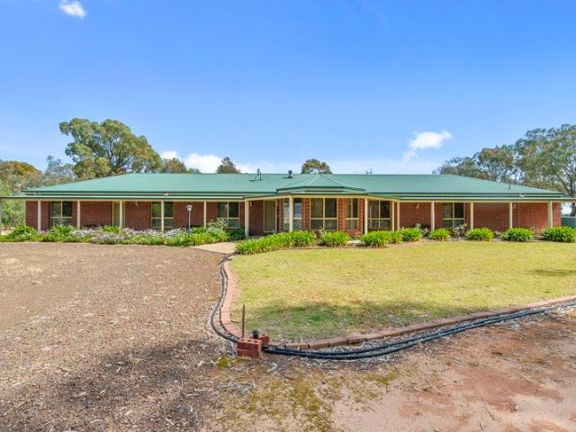 LARGE FAMILY HOME / ON 25 ACRES