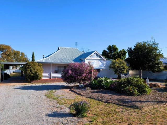 LARGE FAMILY HOME ON 2,023m² WITH MULTIPLE LIVING AREAS, STUDIO, REAR ACCESS & LARGE SHED