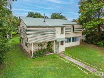 Large Family Home on 2,967m² with Subdivision Potential STCA