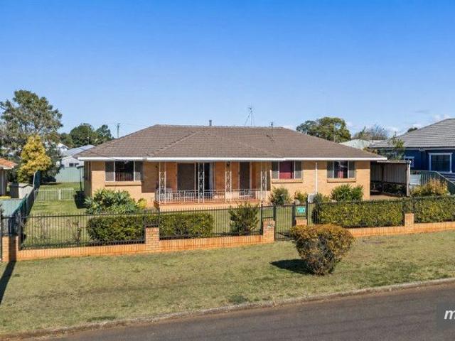 Large Family Home on CBD's Fringe 1,012m2 on Two Lots + Shed!