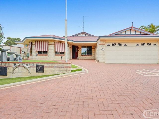 LARGE FAMILY HOME ON ESTUARY SIDE OF DAWESVILLE