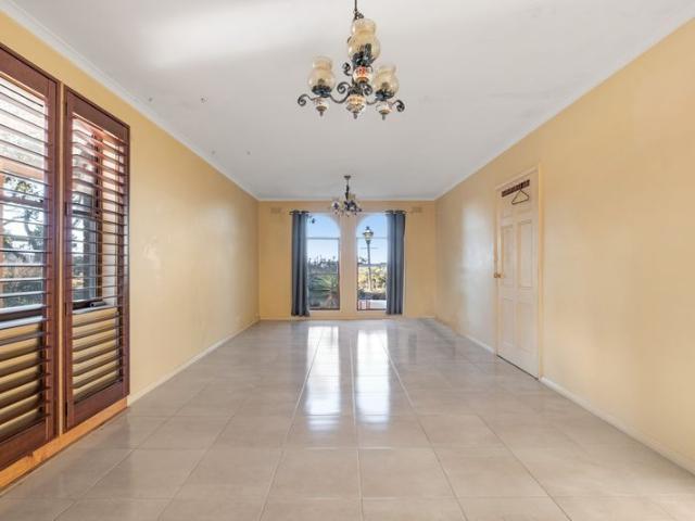 LARGE FAMILY HOME ON FIVE ACRES