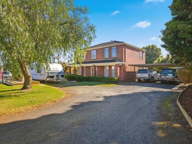 LARGE FAMILY HOME ON FLAT BLOCK