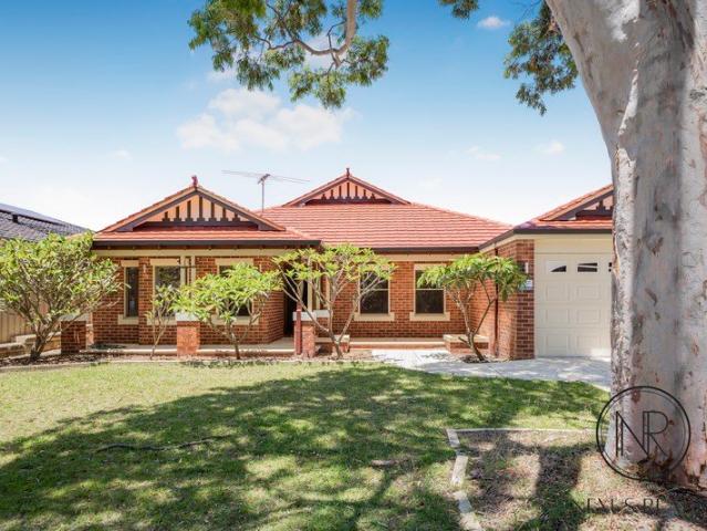 Large Family Home Opposite Carrama Golf Course!