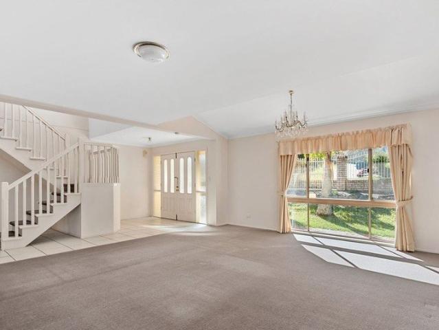 LARGE FAMILY HOME STRETTON COLLEGE CATCHMENT QUIET AND PEACEFUL STREET