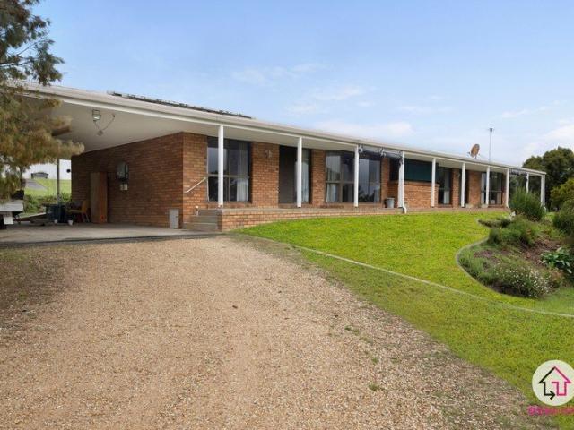 LARGE FAMILY HOMESTEAD ON 7 ACRES WITH EXCELLENT VIEWS