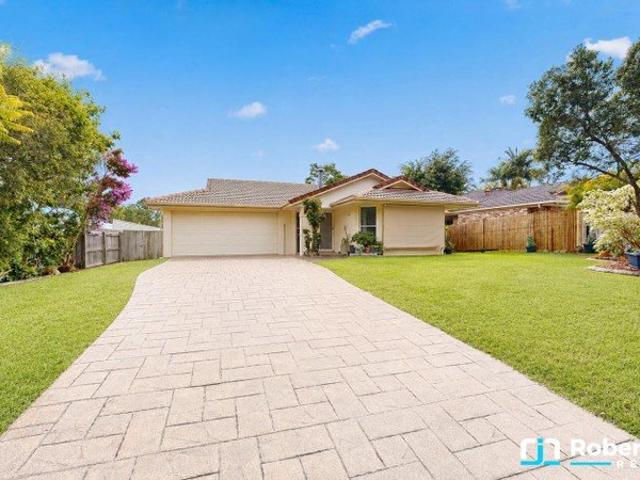 Large Family Living Opposite Noosa Golf Club