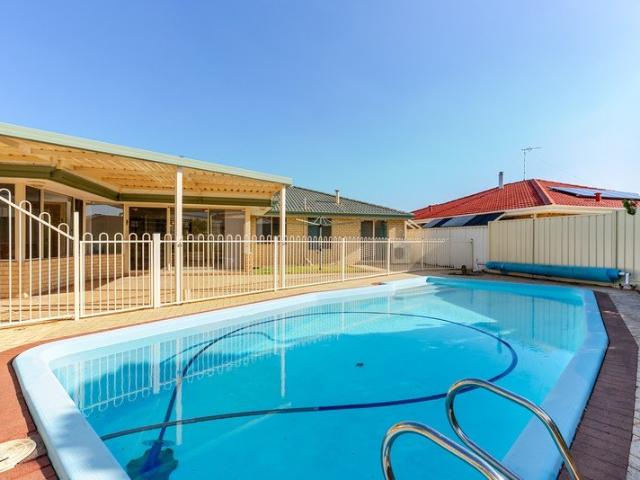LARGE FAMILY LIVING WITH A POOL AND WORKSHOP