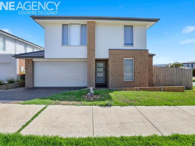 Large Family Living with Dual Living Zones and Six Bedrooms
