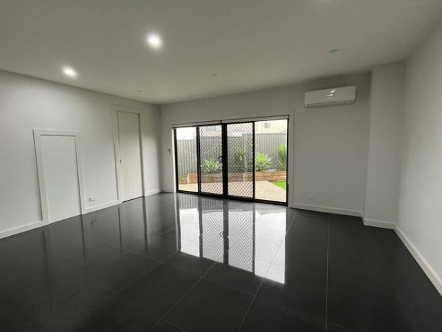 LARGE FAMILY UNIT HEART OF GREENVALE!