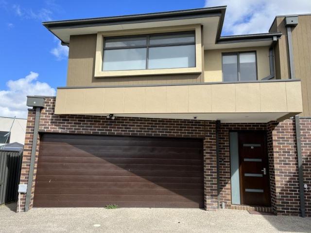 LARGE FAMILY UNIT HEART OF GREENVALE!