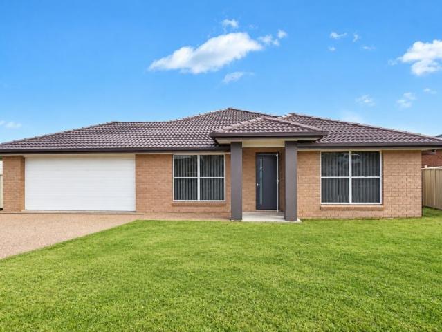 Large Fenced Yard, Open Plan Living & 4 Bedrooms
