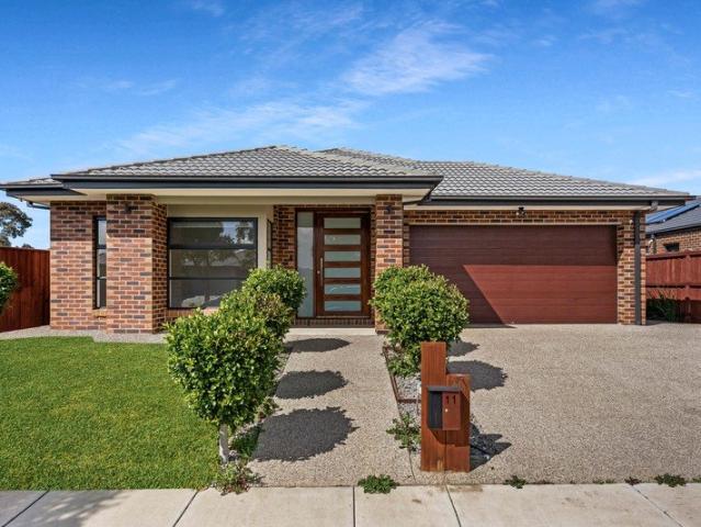 Large Five Bedroom Family Home in Prime Lara Location