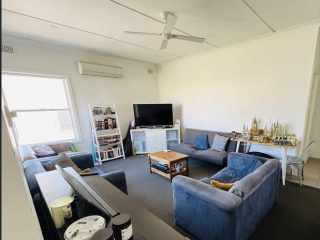 LARGE FIVE BEDROOM HOME LOCATED CLOSE TO UNI & MATER HOSPITAL