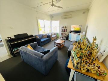 LARGE FIVE BEDROOM HOME LOCATED CLOSE TO UNI & MATER HOSPITAL