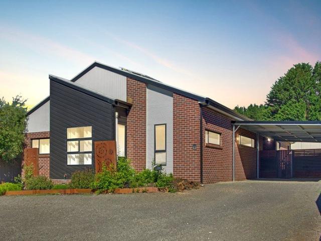 Large Five Bedroom Home suitable for Large Family, Short Term Accommodation or NDIS
