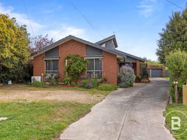 LARGE FOUR BEDROOM, TWO LIVING ON BIG BLOCK WITH SOLAR