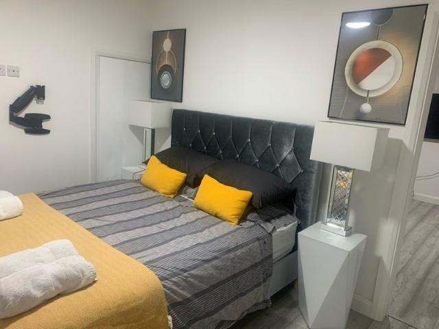 Large flat close to Uni, town, station,hospital