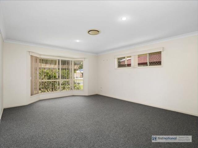 Large fully fence family home with Ducted Air Con