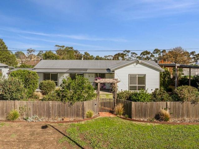 LARGE, FULLY REFURBISHED FAMILY HOME ON A QUARTER ACRE