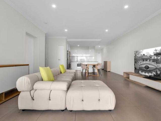 Large FURNISHED 2 Bedroom Unit with Spacious North Facing Balcony