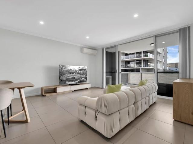 Large FURNISHED 2 Bedroom Unit with Spacious North Facing Balcony