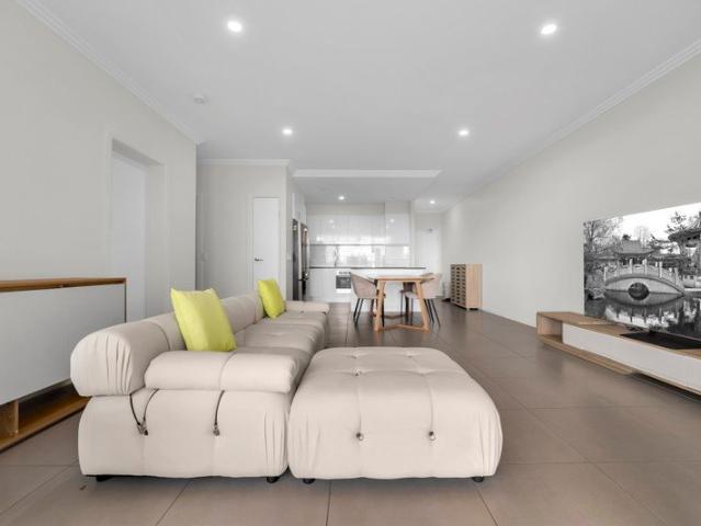 Large FURNISHED 2 Bedroom Unit with Spacious North Facing Balcony