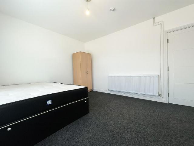 Large Furnished Room To Let HP11 1 bed in a flat share to rent £600 pcm £138 pw