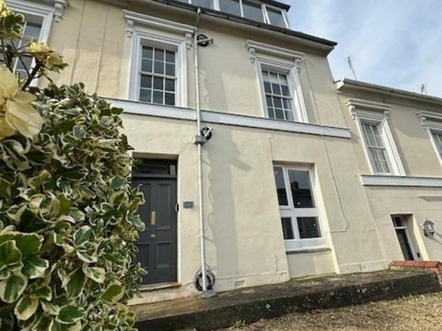 Large Garden Apartment close to town & Hospital
