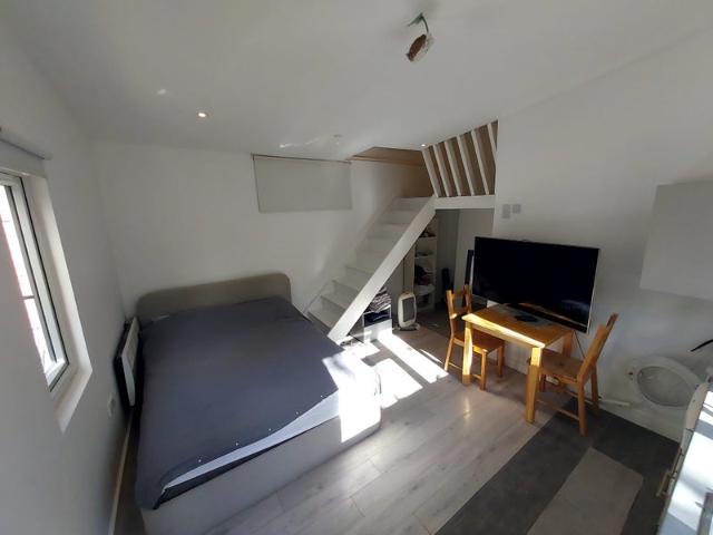 Large garden studio.Hendon Foscote.Rd.Bills includ